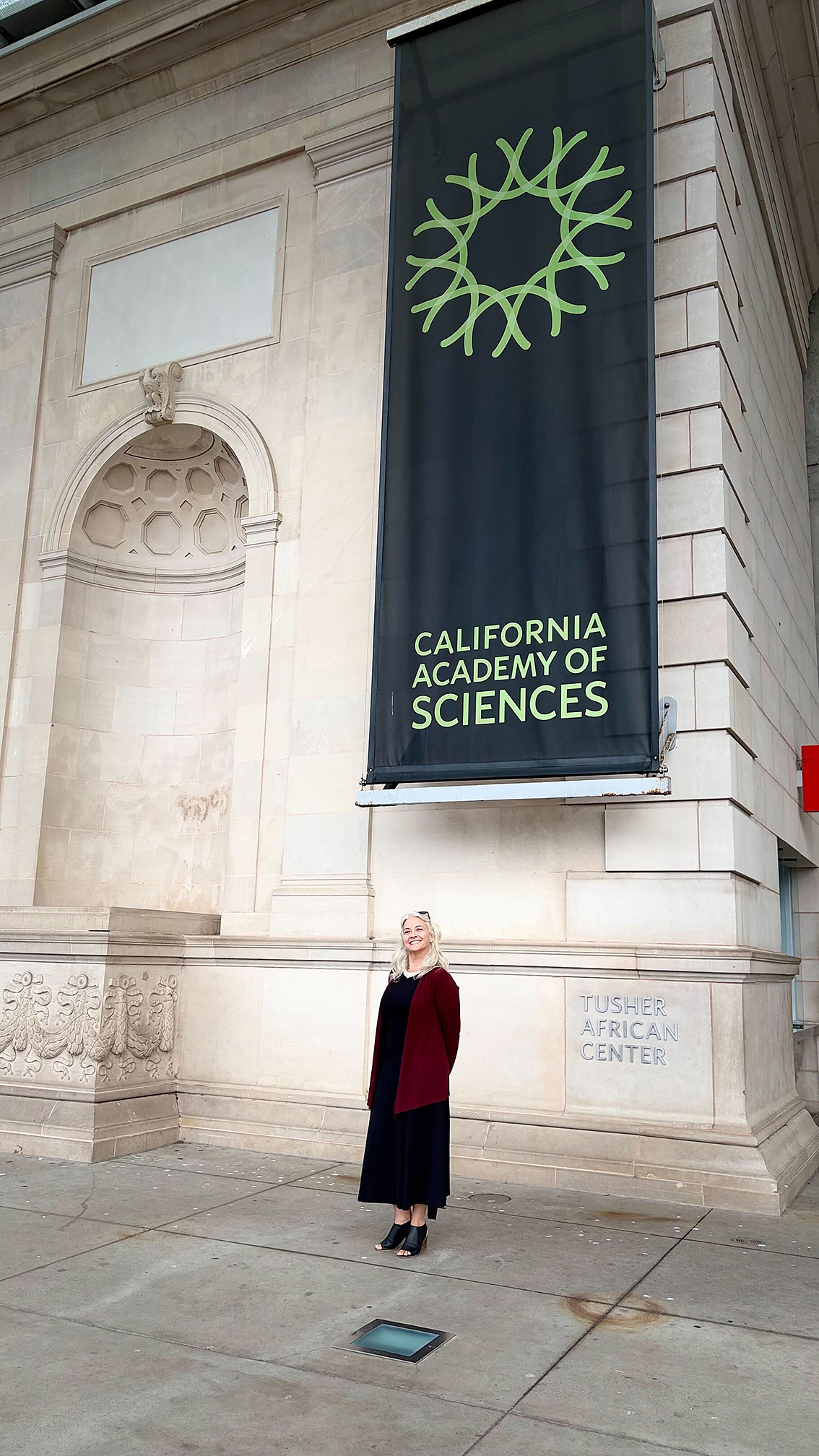 Rebecca Vega Thurber posing in front of the Academy of Sciences