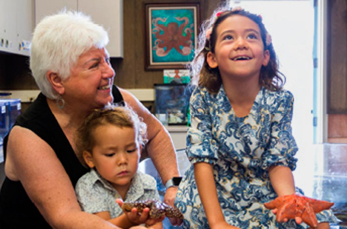 Betty Wells Elings with her grandkids at the MSI REEF aquarium