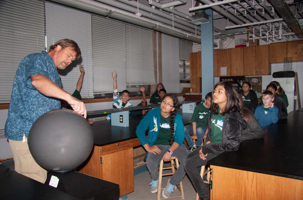 UCSB REEF Scott Simon shows Magic Globe to Harding School students